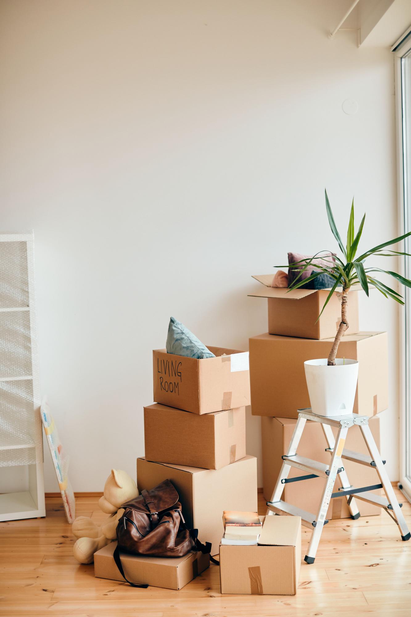 Cajas grandes y pequeñas llenas para una mudanza.