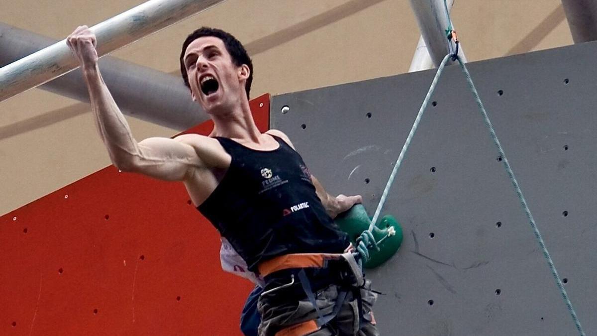 Patxi Usobiaga celebra su victoria en la final masculina del Campeonato del Mundo de Escalada en Xining.
