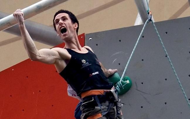 Patxi Usobiaga celebra su victoria en la final masculina del Campeonato del Mundo de Escalada en Xining.