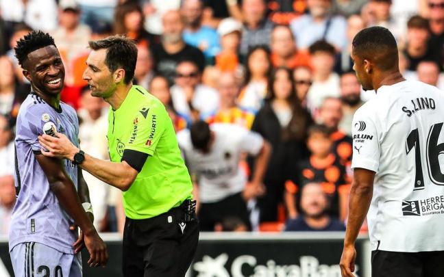 La RFEF también deja sin efectos la roja mostrada a Vinícius Jr. al considerar que al árbitro se le mostró en el VAR una visión sesgada de lo ocurrido. La RFEF también deja sin efectos la roja mostrada a Vinícius Jr. al considerar que al árbitro se le mostró en el VAR una visión sesgada de lo ocurrido.