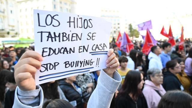 Un cartel durante una manifestación estudiantil en Bilbao contra el 'bullying' y los discursos de odio