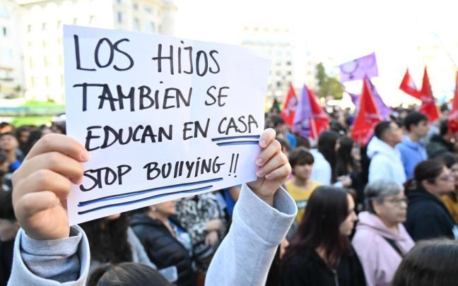 Un cartel durante una manifestación estudiantil en Bilbao contra el 'bullying' y los discursos de odio