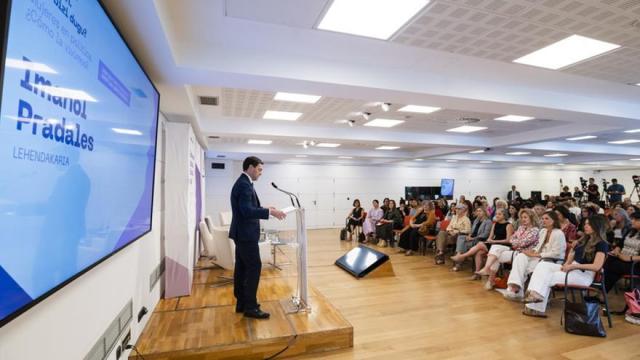Pradales inaugura el seminario '¿Cómo es la política para ellas?'. / Irekia Pradales inaugura el seminario '¿Cómo es la política para ellas?'.