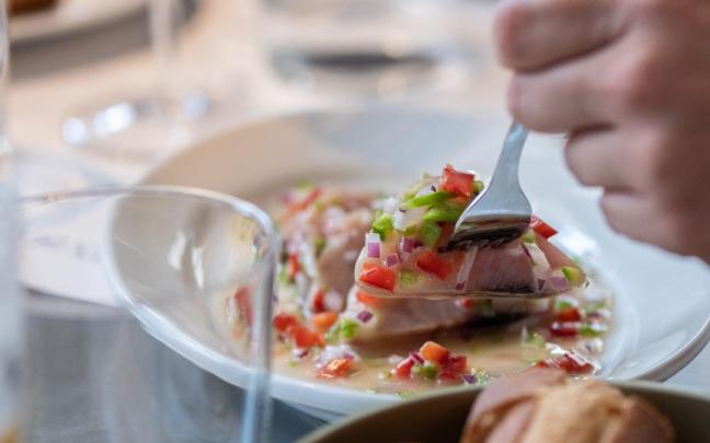 Bonito del norte, cocinado con mucho mimo, conquista los paladares en pleno puerto de Donostia.