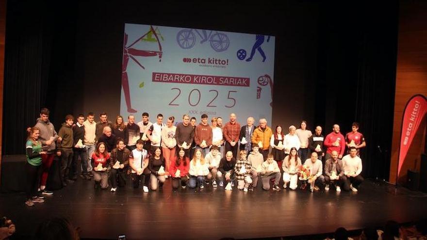 Los galardonados premiados con sus trofeos al final del acto.