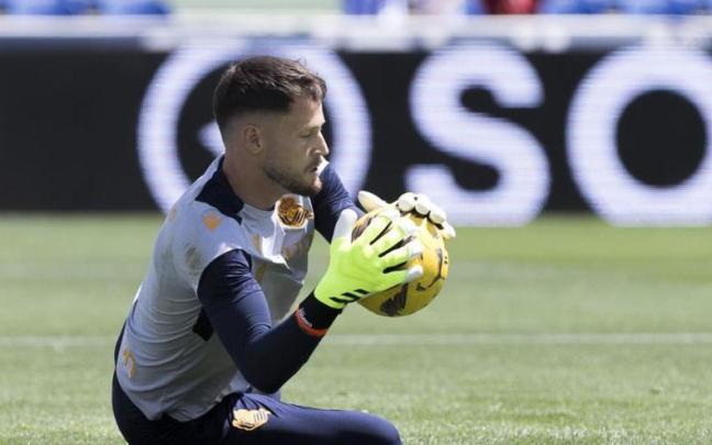 Remiro, durante el calentamiento que llevó a cabo en el Coliseum de Getafe. / LALIGA