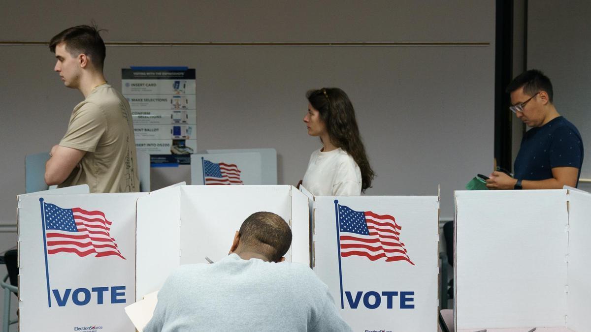 Varias personas hacen cola para votar en un colegio electoral de Fairfax, Virginia.