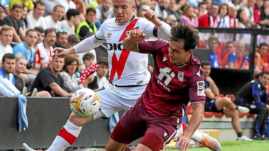 Isi Palazón pugna por un balón con Martin Zubimendi.