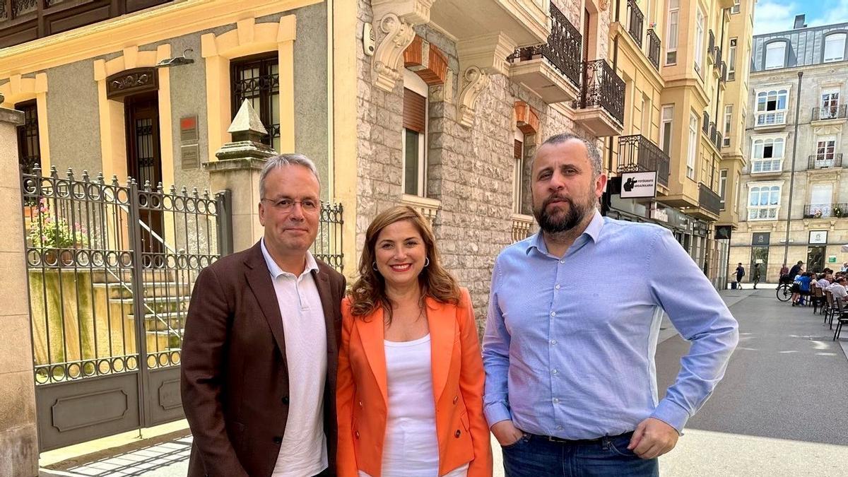 La consejera de Derechos Humanos, María Jesús San José, flanqueada por Alfredo Retortillo y el nuevo director de Gogora, Alberto Alonso