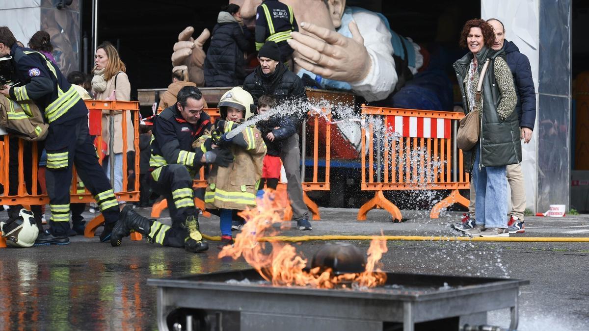 Los bomberos de Bilbao abren sus puertas a los más pequeños