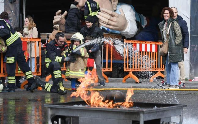 Los bomberos de Bilbao abren sus puertas a los más pequeños