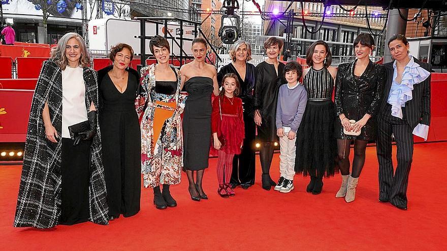 Urresola, tercera por la izquierda, junto a Patricia López Arnaiz (a su izquierda) y parte del equipo de la película, en la alfombra roja de la Berlinale.