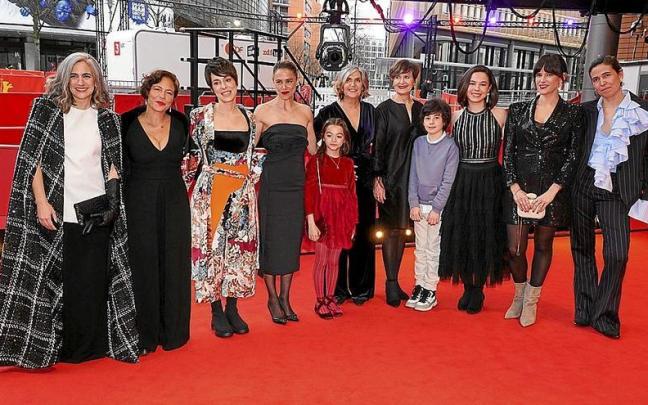 Urresola, tercera por la izquierda, junto a Patricia L&oacute;pez Arnaiz (a su izquierda) y parte del equipo de la pel&iacute;cula, en la alfombra roja de la Berlinale.