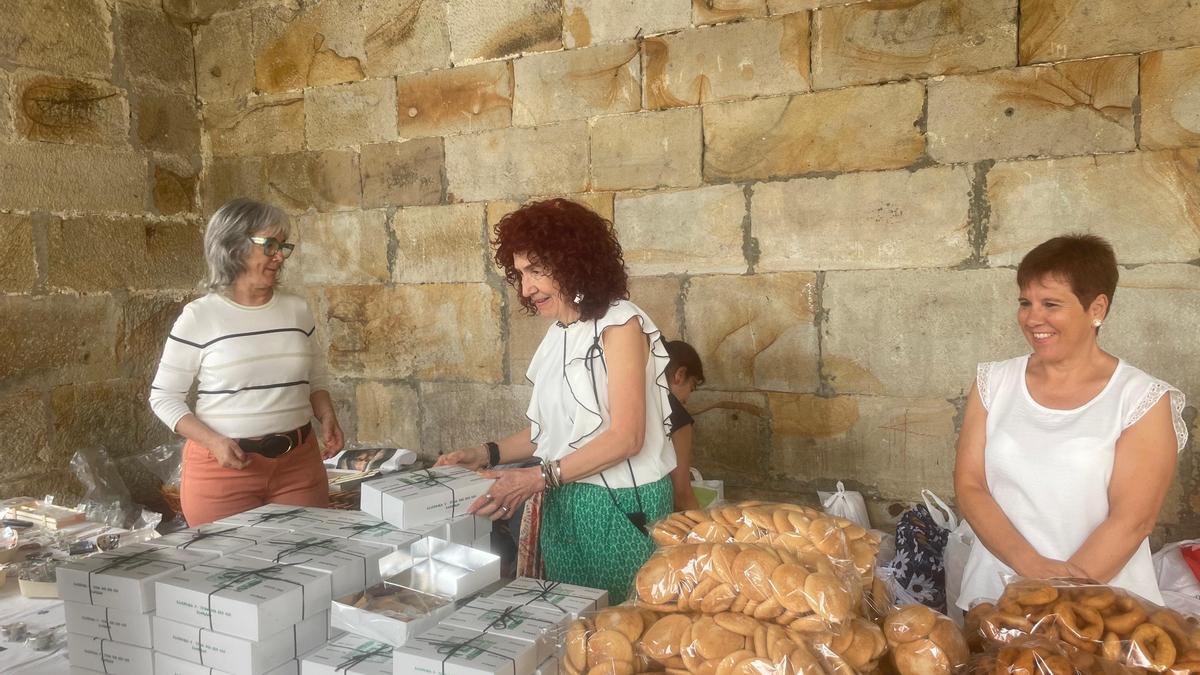 Voluntarias en el puesto de las monjas dominicas