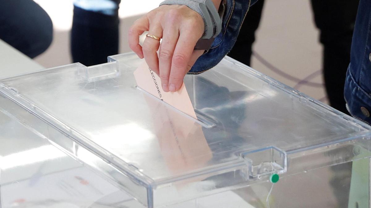 Una persona votando en una convocatoria electoral