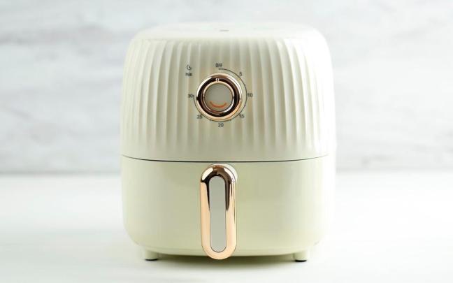 Una freidora de aire mini para raciones individuales.