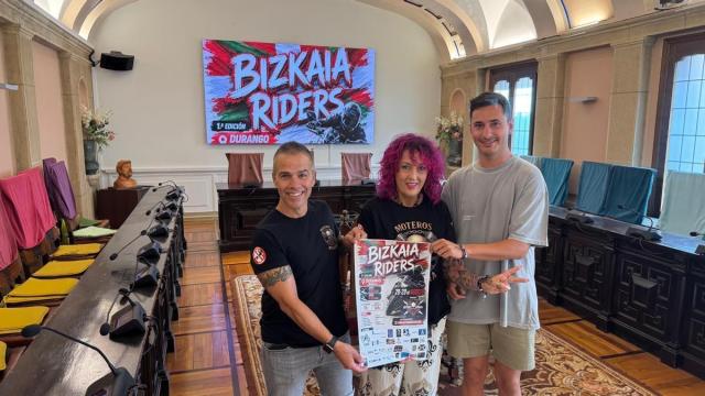 Jokin Martínez y Mati Villalobos, de Moteros Bizkaia, junto a Iker Txertudi, concejal de Deportes