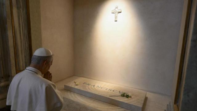 El papa León XIV rezando ante la tumba de Francisco / Francesco Sforza El papa León XIV rezando ante la tumba de Francisco