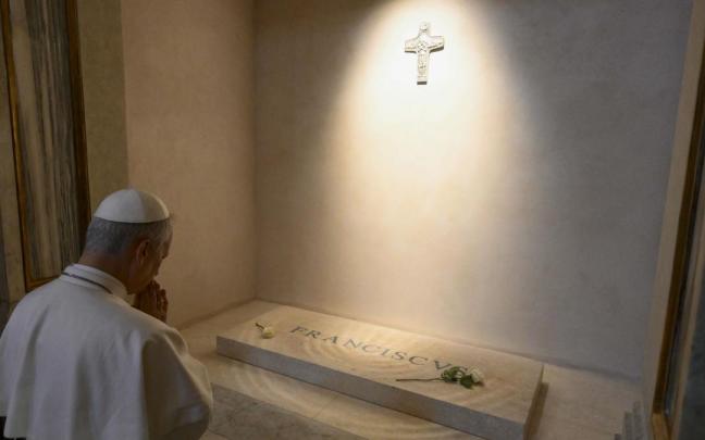 El papa León XIV rezando ante la tumba de Francisco / Francesco Sforza El papa León XIV rezando ante la tumba de Francisco