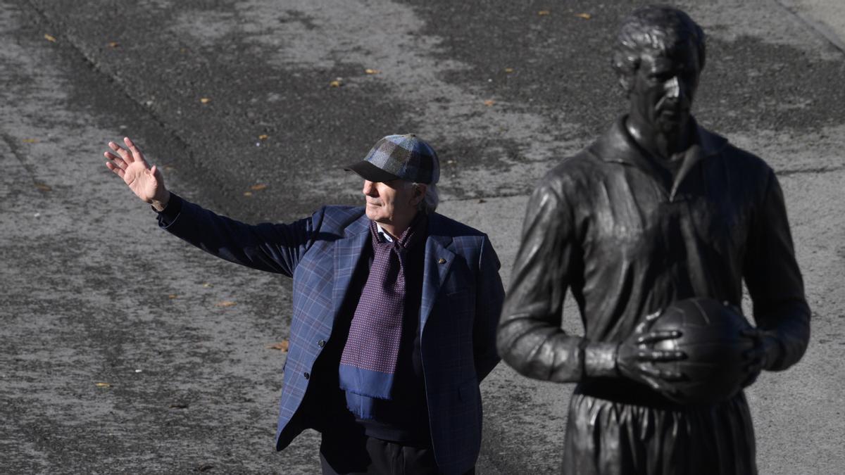 Iribar ante la estatua instalada en los aledaños de San Mamés el día de la inauguración.