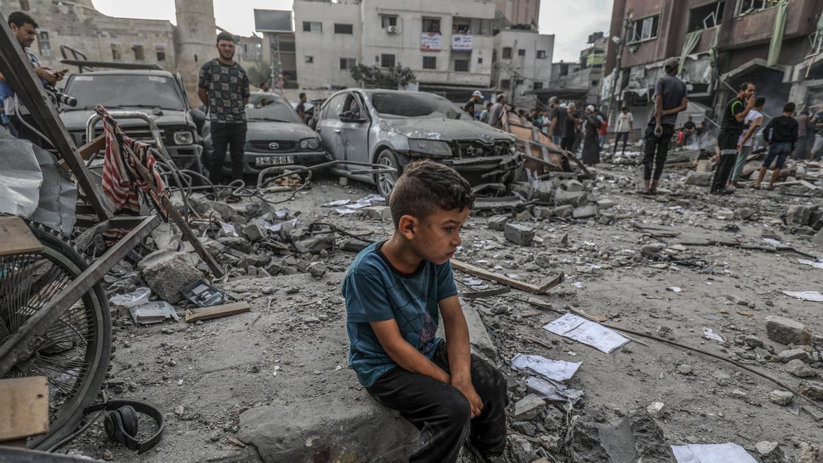 Un niño palestino entre los escombros de un edificio derruido por los bombardeos israelíes.