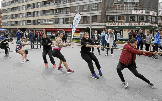 La sokatira formó parte de las ‘olimpiadas’ organizadas desde el Ayuntamiento de Leioa.