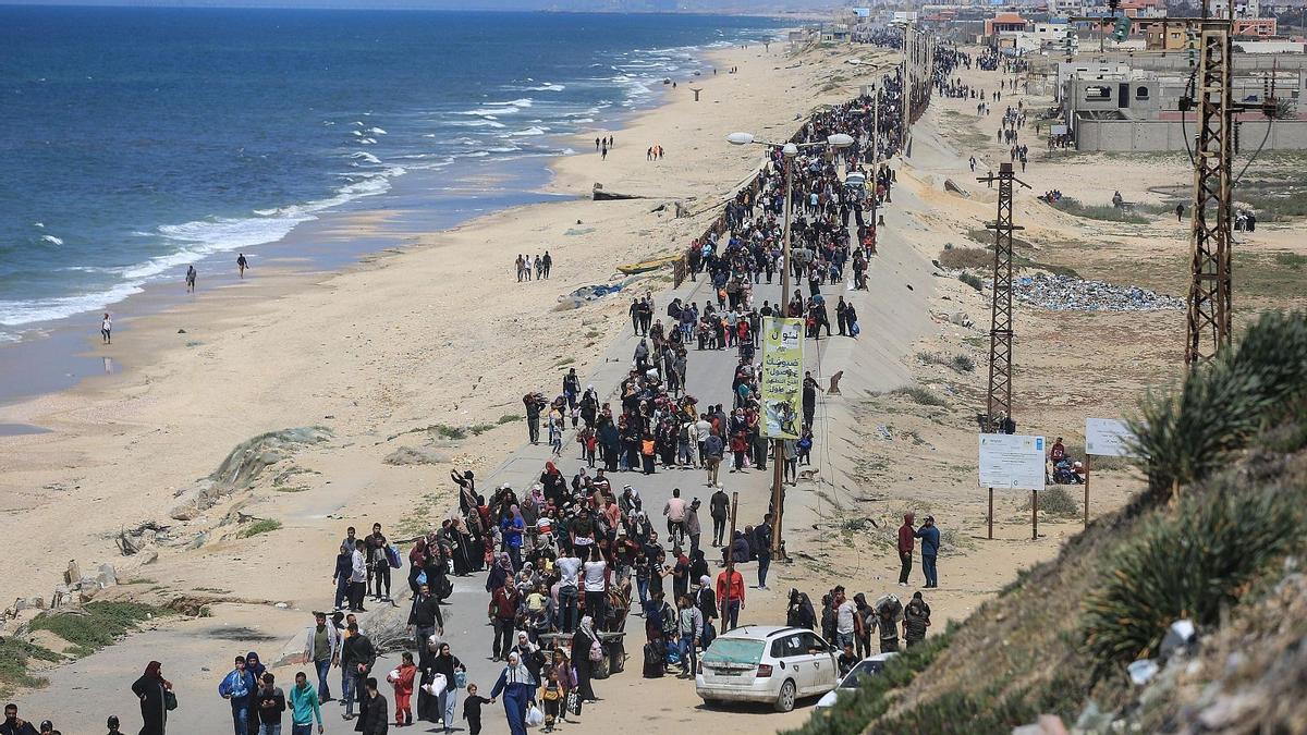 Decenas de palestinos en la carretera costera de Rashid