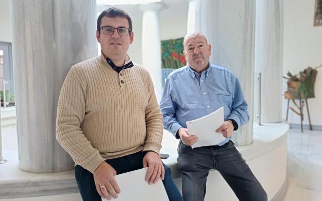 El portavoz jeltzale, Ander Garay, y el edil Xabier Arrizabalaga.