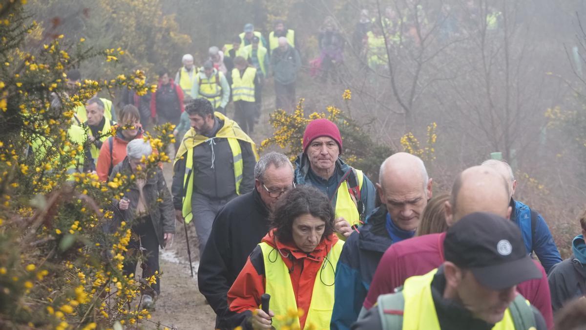 Marcha montañera para protestar contra el parque eólico de Basalgo.