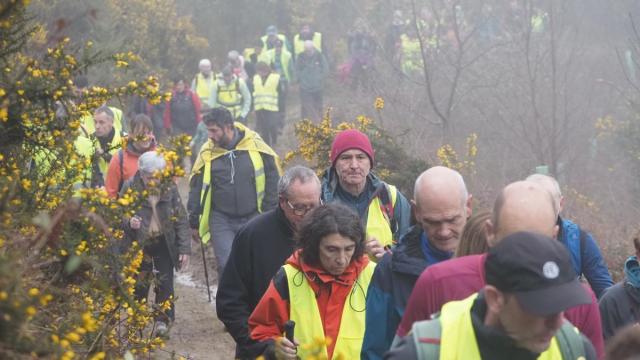 Marcha montañera para protestar contra el parque eólico de Basalgo.