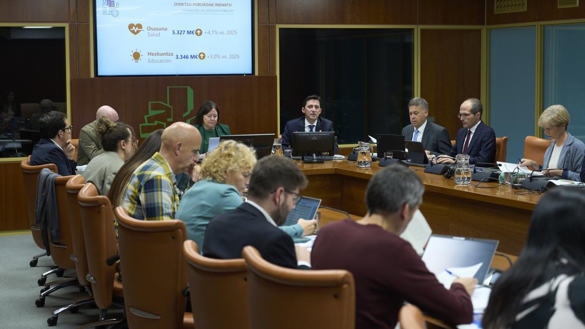 El consejero de Hacienda, Noël d'Anjou, explica los Presupuestos en comisión, ante la atenta mirada del portavoz de EH Bildu, Pello Otxandiano