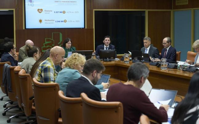 El consejero de Hacienda, Noël d'Anjou, explica los Presupuestos en comisión, ante la atenta mirada del portavoz de EH Bildu, Pello Otxandiano