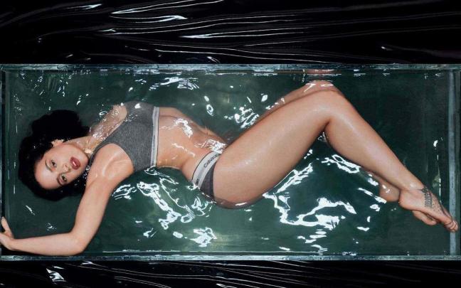 Rosalia en el anuncio de Calvin Klein