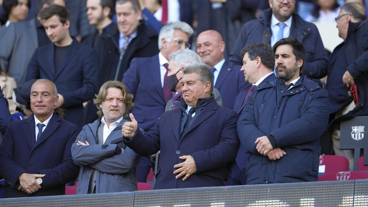 Joan Laporta realiza un gesto de aprobación en el palco del Barcelona durante el reciente encuentro frente al Valencia.