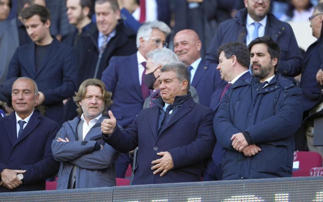 Joan Laporta realiza un gesto de aprobación en el palco del Barcelona durante el reciente encuentro frente al Valencia.