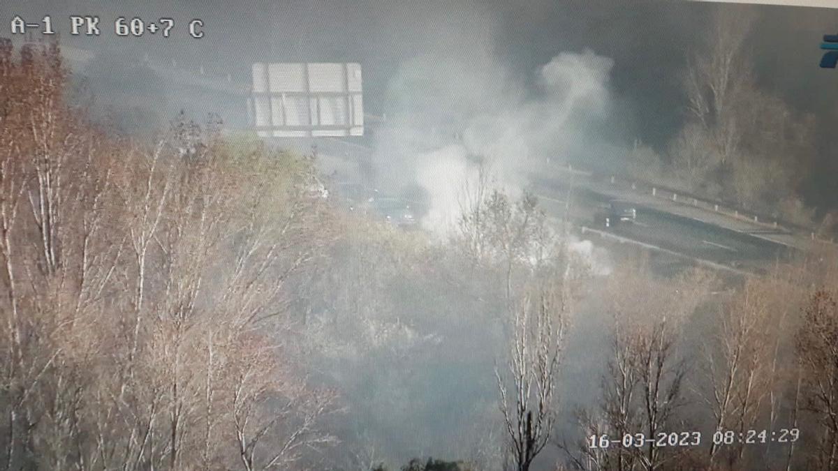 El incendio ha ocurrido en la autovía A-1, a la altura del municipio madrileño de La Cabrera.