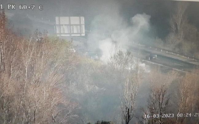 El incendio ha ocurrido en la autovía A-1, a la altura del municipio madrileño de La Cabrera.