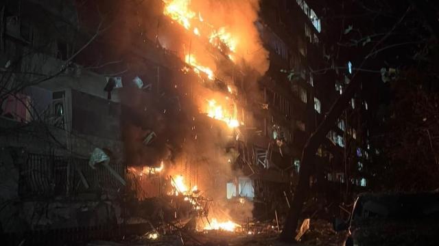 Daños causados por un bombardeo ruso en Kiev, Ucrania.