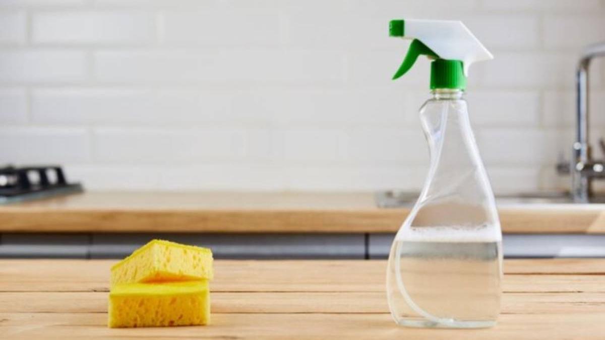El vinagre de limpieza se ha consolidado como una alternativa natural, segura y ecológica para mantener los suelos limpios y relucientes.