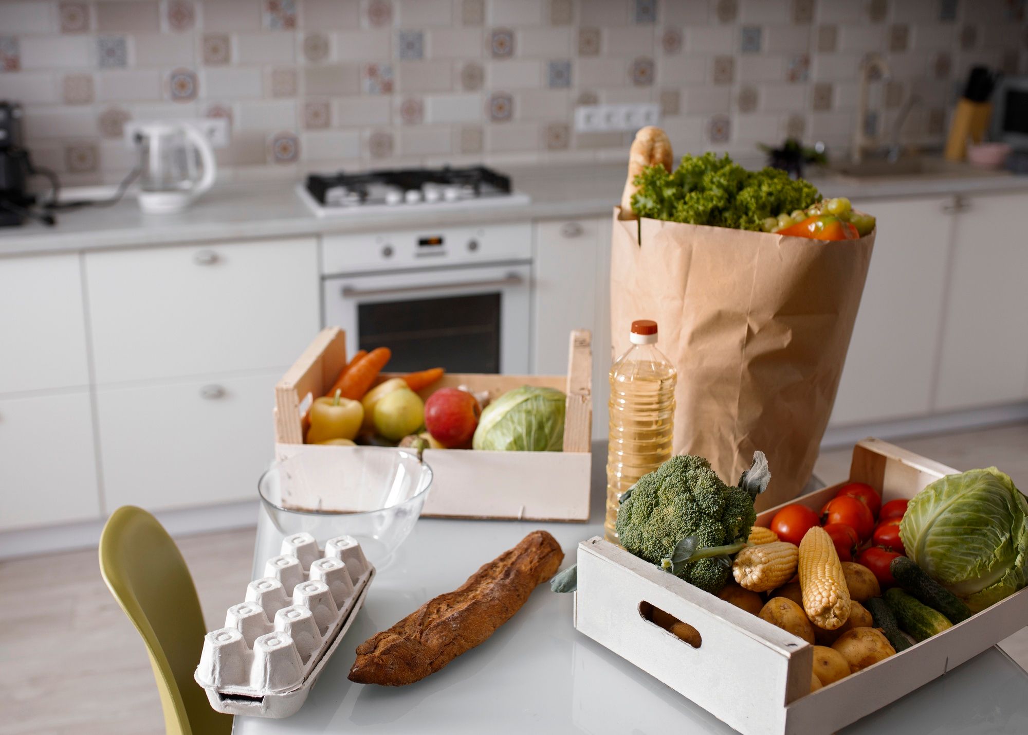 Compra semanal de frutas y verduras sobre la mesa de la cocina.