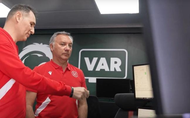 Medina Cantalejo y Carlos Clos Gómez, del Comité de Árbitros. / RFEF