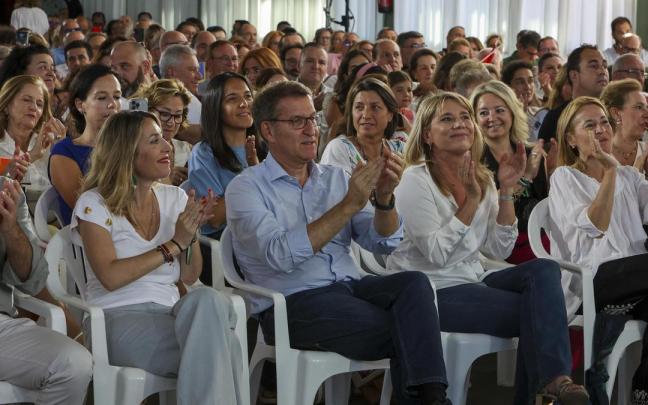 Alberto Núñez Feijóo, junto a María Guardiola, durante el acto del PP en Badajoz