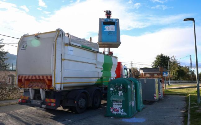 Imagen de archivo de un camión recogiendo basura de unos contenedores