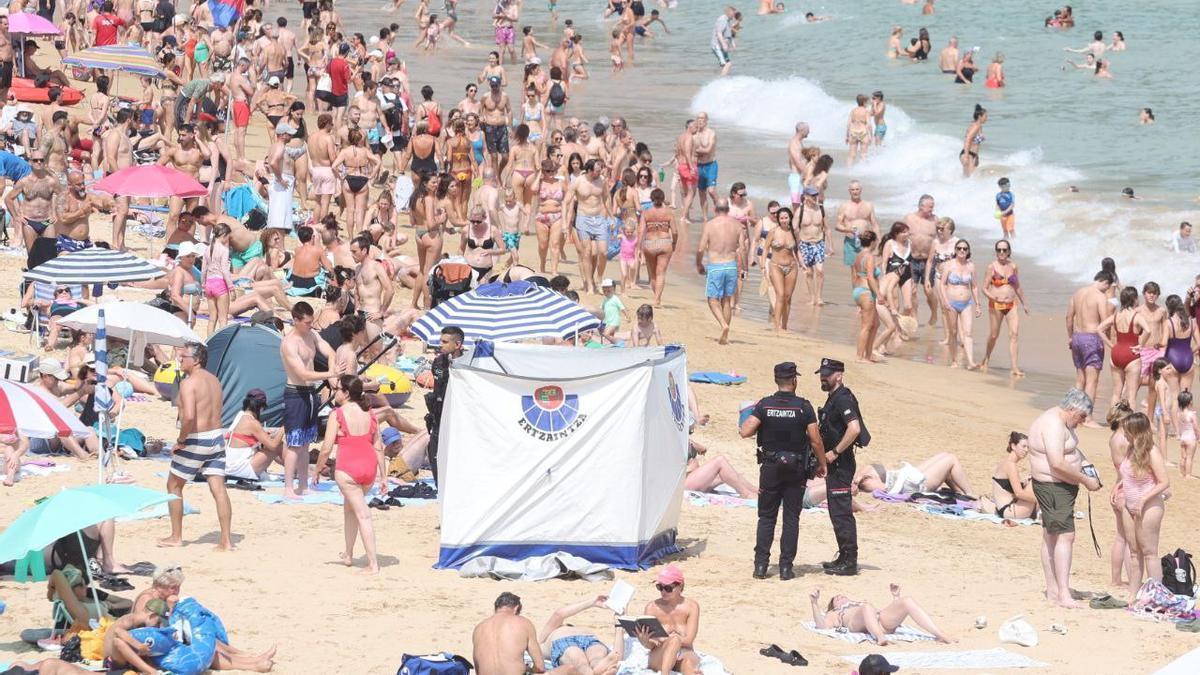 Un dispositivo de la Ertzaintza en la playa de Ondarreta, donde un anciano falleció ahogado a finales de julio.