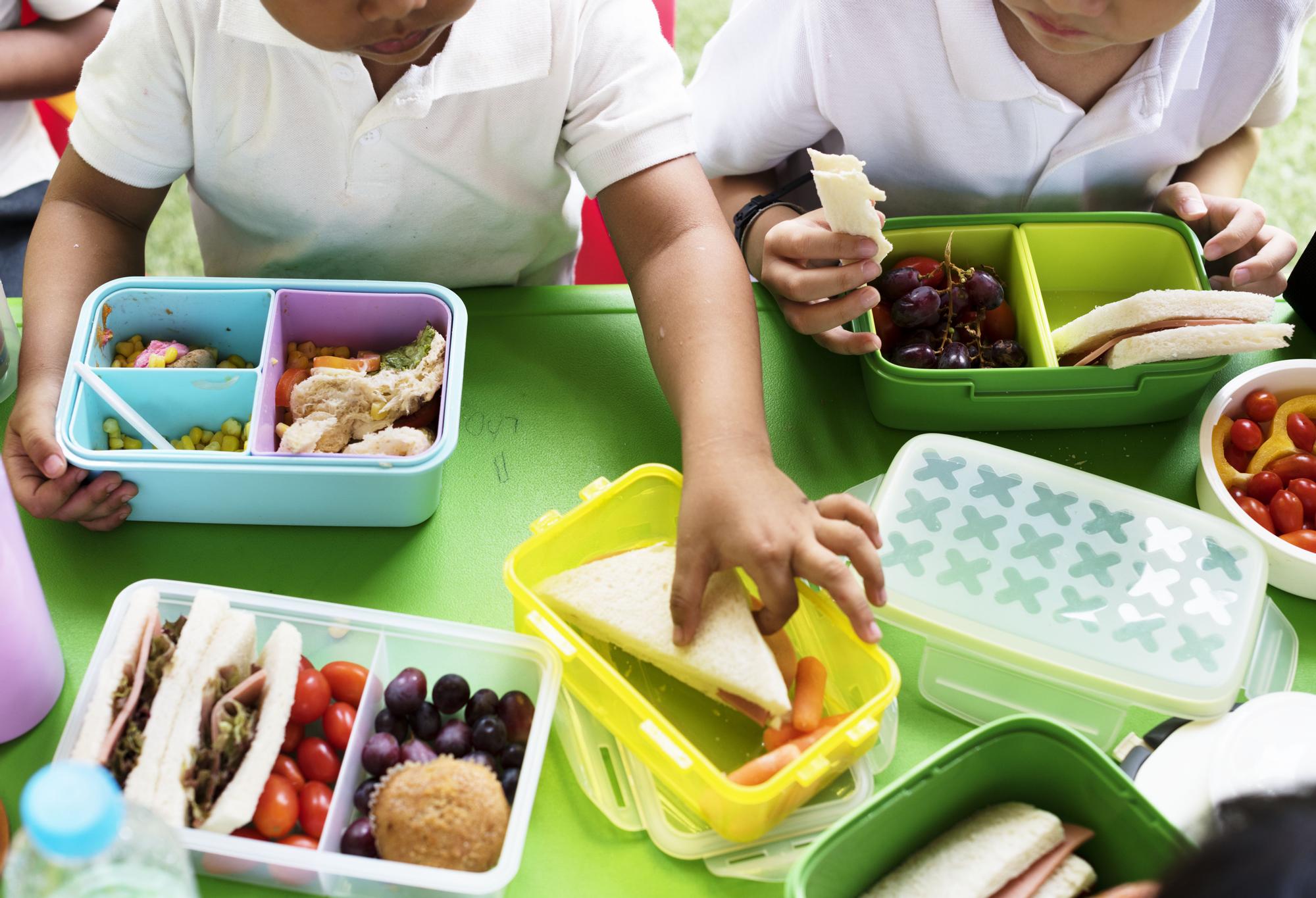 Niños toman el almuerzo en el colegio.