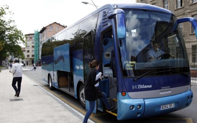 Joven ajena a la infomación subiendo a uno de los autobús de Altube que lleva a los estudiantes a Bilbao y Leioa Joven ajena a la infomación subiendo a uno de los autobús de Altube que lleva a los estudiantes a Bilbao y Leioa