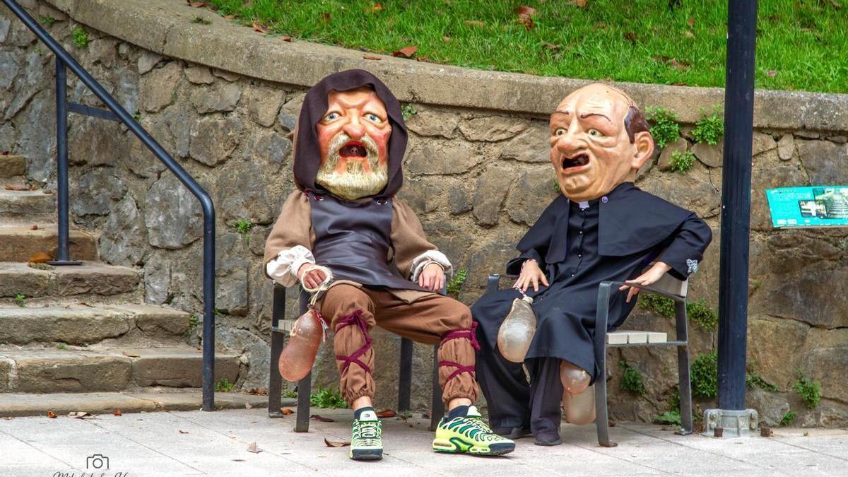 Dos cabezudos de Beasain fotografiados por De Las Heras.