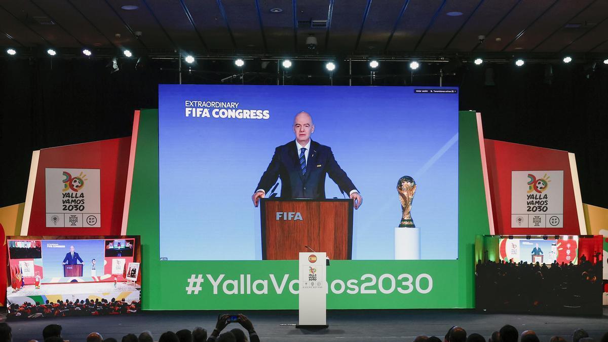 Asistentes al evento sobre el Mundial 2030 observan la intervención del presidente de la FIFA, Gianni Infantino.