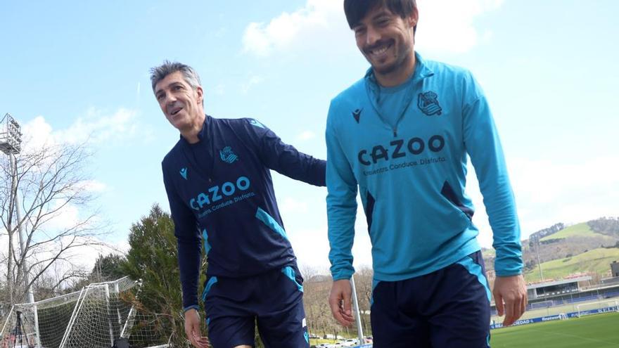 Imanol sube, junto a David Silva, la rampa de acceso al campo Z2, donde la Real lleva a cabo su último entrenamiento antes del partido europeo.