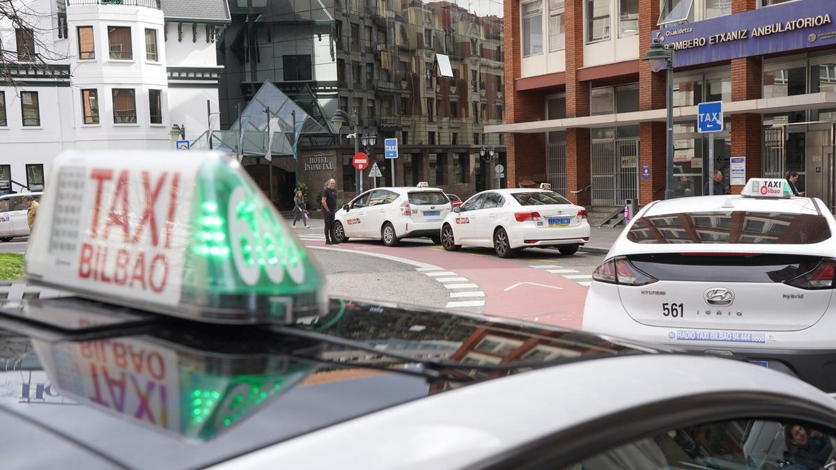 Un taxi circulando por Bilbao.